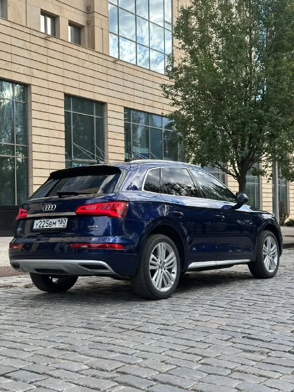 В продаже audi q5 2017 года 2.0 бензин полный привод машина в отличном состоянии из америки приехала без повреждений максимальная комплектация музыка bang панорама слепые зоны подогрев руля, переднего и заднего ряда подогрев зеркал бесключевой доступ на всех дверях открытие багажника взмахом ноги полностью обслужена, сел и поехал пробег 90% трассовый стоковая, не чипованая летняя резина новая есть второй комплект резины зимней на дисках уже возможен обмен с доплатой в обе стороны в приоритете prado 150 цена 2.550🍋₽ доп информация по телефону +79498099969 📞 звоните: +7(949)8099969 - фотография - 3