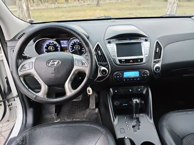Hyundai ix35. объём 2.0. автомат. 2012г с пробегом 142т. в нем имеется: полный электро пакет, складывания зеркал, подогрев сидений, подогрев лобового и заднего стекла, мультируль, блютуз, климот контроль, сигнализация, и т д. г енакиево. цена 1.150.000. + 79494804929. 📲 tg: @mazarati02 📞 звоните: +7(949)4804929 - фотография - 10