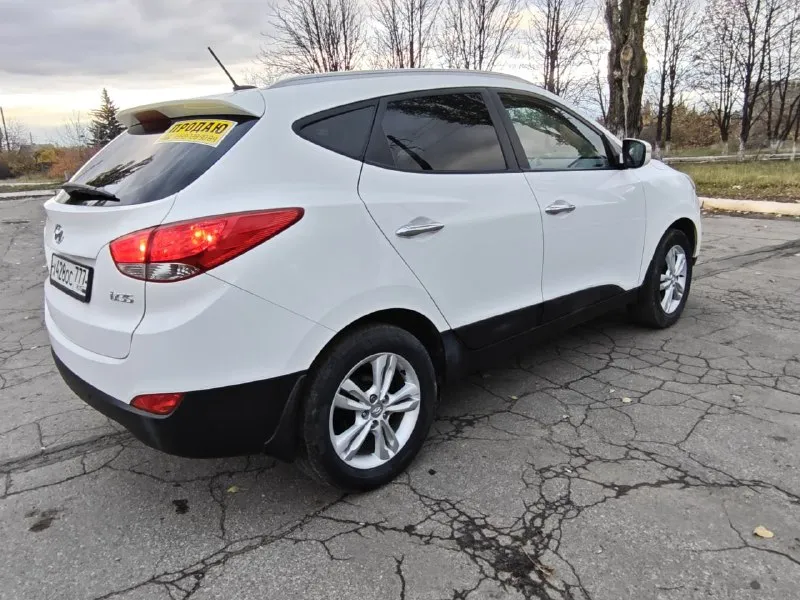 Hyundai ix35. объём 2.0. автомат. 2012г с пробегом 142т. в нем имеется: полный электро пакет, складывания зеркал, подогрев сидений, подогрев лобового и заднего стекла, мультируль, блютуз, климот контроль, сигнализация, и т д. г енакиево. цена 1.150.000. + 79494804929. 📲 tg: @mazarati02 📞 звоните: +7(949)4804929 - фотография - 4