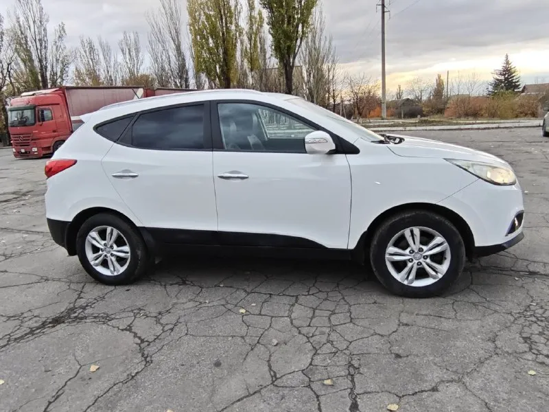 Hyundai ix35. объём 2.0. автомат. 2012г с пробегом 142т. в нем имеется: полный электро пакет, складывания зеркал, подогрев сидений, подогрев лобового и заднего стекла, мультируль, блютуз, климот контроль, сигнализация, и т д. г енакиево. цена 1.150.000. + 79494804929. 📲 tg: @mazarati02 📞 звоните: +7(949)4804929 - фотография - 5