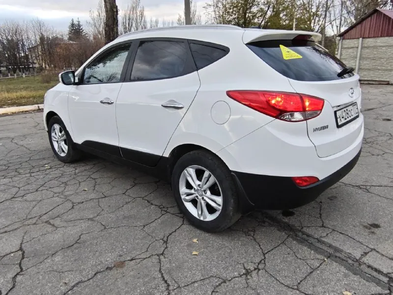 Hyundai ix35. объём 2.0. автомат. 2012г с пробегом 142т. в нем имеется: полный электро пакет, складывания зеркал, подогрев сидений, подогрев лобового и заднего стекла, мультируль, блютуз, климот контроль, сигнализация, и т д. г енакиево. цена 1.150.000. + 79494804929. 📲 tg: @mazarati02 📞 звоните: +7(949)4804929 - фотография - 6