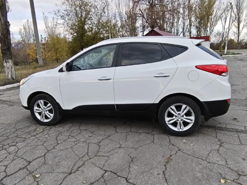 Hyundai ix35. объём 2.0. автомат. 2012г с пробегом 142т. в нем имеется: полный электро пакет, складывания зеркал, подогрев сидений, подогрев лобового и заднего стекла, мультируль, блютуз, климот контроль, сигнализация, и т д. г енакиево. цена 1.150.000. + 79494804929. 📲 tg: @mazarati02 📞 звоните: +7(949)4804929 - фотография - 7