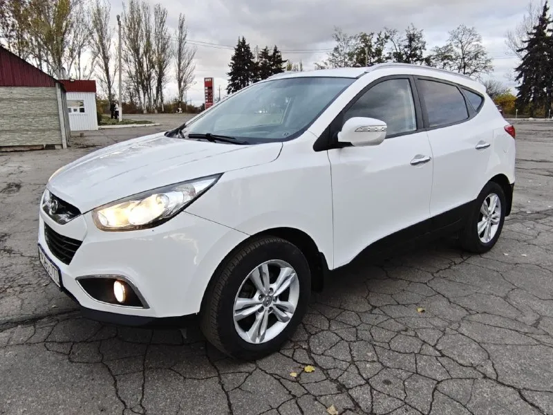 Hyundai ix35. объём 2.0. автомат. 2012г с пробегом 142т. в нем имеется: полный электро пакет, складывания зеркал, подогрев сидений, подогрев лобового и заднего стекла, мультируль, блютуз, климот контроль, сигнализация, и т д. г енакиево. цена 1.150.000. + 79494804929. 📲 tg: @mazarati02 📞 звоните: +7(949)4804929 - фотография - 8