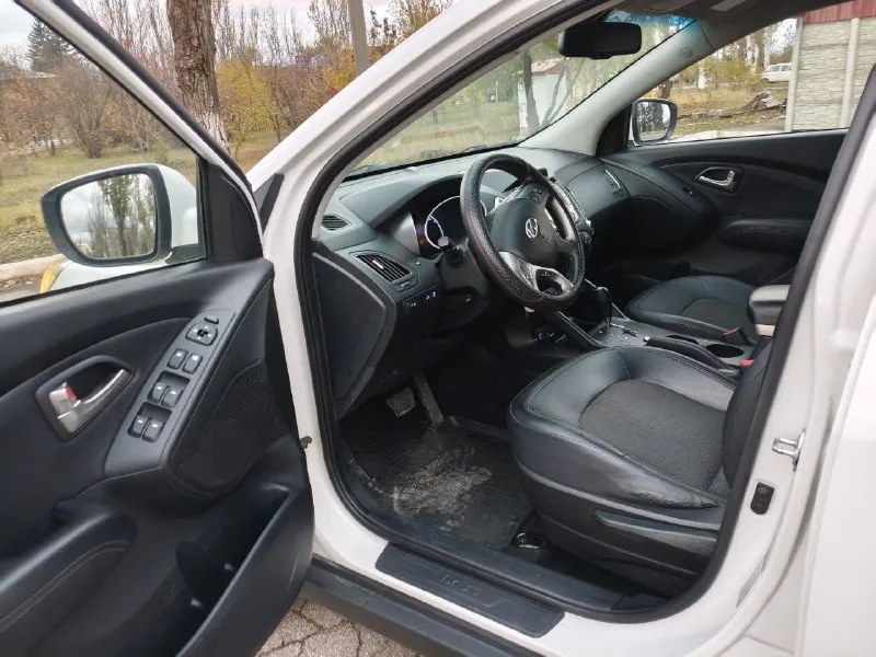 Hyundai ix35. объём 2.0. автомат. 2012г с пробегом 142т. в нем имеется: полный электро пакет, складывания зеркал, подогрев сидений, подогрев лобового и заднего стекла, мультируль, блютуз, климот контроль, сигнализация, и т д. г енакиево. цена 1.150.000. + 79494804929. 📲 tg: @mazarati02 📞 звоните: +7(949)4804929 - фотография - 9