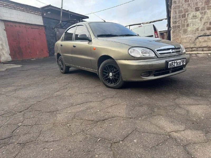 Продам deo ланос 2007 года (поляк). мотор 1.5, 8ми клапанный, газ/бензин( газ вписан в тех паспорт). машина в хорошем состоянии, я второй владелец. родной пробег 131000км. в авто 2 стеклоподъемника, хорошая музыка, центральный замок, сигнализация, новая зимняя резина на титановых дисках. по ходовой части всё новое. 4000км назад было заменено масло, свечи, бронепровода, антифриз, ремень и ролики. салон в хорошем состоянии. есть кондиционер. в круг затонирована хорошей плёнкой. по электрике всё исправно. стоят хорошие линзы ксенон ближний, дальний, туманки диодовые. есть мелкие моменты по лакокрасочным. днище не гнилое, летом обрабатывалось. машина местная, приобреталась в автосалоне первым владельцем. машина на уверенном ходу, покупатель будет в восторге. цена 350000₽. реальному покупателю торг у капота. по всем вопросам обращайтесь по номеру +79495040006 - фотография - 3