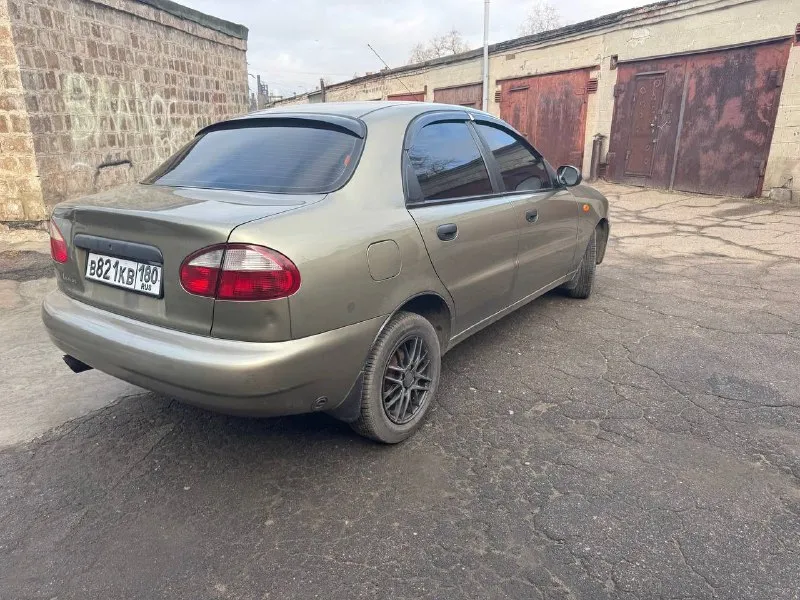 Продам deo ланос 2007 года (поляк). мотор 1.5, 8ми клапанный, газ/бензин( газ вписан в тех паспорт). машина в хорошем состоянии, я второй владелец. родной пробег 131000км. в авто 2 стеклоподъемника, хорошая музыка, центральный замок, сигнализация, новая зимняя резина на титановых дисках. по ходовой части всё новое. 4000км назад было заменено масло, свечи, бронепровода, антифриз, ремень и ролики. салон в хорошем состоянии. есть кондиционер. в круг затонирована хорошей плёнкой. по электрике всё исправно. стоят хорошие линзы ксенон ближний, дальний, туманки диодовые. есть мелкие моменты по лакокрасочным. днище не гнилое, летом обрабатывалось. машина местная, приобреталась в автосалоне первым владельцем. машина на уверенном ходу, покупатель будет в восторге. цена 350000₽. реальному покупателю торг у капота. по всем вопросам обращайтесь по номеру +79495040006 - фотография - 5