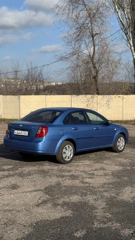 Продам chevrolet lacetti 1.6 мт 2007 машина в одних руках 15 лет, в достойном состоянии пробег 230.000 2 хозяина за всю историю производства южной кореи. птс оригинал. кузов весь в родной краске, дтп не было. салон чистый, в машине ни когда не курили. из опций :гур, abs, airbag, кондиционер, все электростеклоподъёмники, электрозеркала с подогревом и электро регулировкой, музыка (есть управление с руля), литые диски, противотуманные фары отличная сигнализация с обратной связью, с радиусом действия около 1 км. есть зимняя резина на дисках. я второй владелец. в прошлом году заменён новый оригинальный компрессор кондиционера и радиатор, произведен полный кап. ремонт системы кондиционирования. в прошлом месяце установлены новые хорошие тормозные диски с колодками. за время эксплуатации много чего менялось, машина обслуживалась, все в рабочем состоянии. сервисные книжки, 2 ключа юридически чистая, полное переоформление. цена 580.000 рублей торг будет реальному покупателю ! т 📞 звоните: +7(949)0750712 - фотография - 2