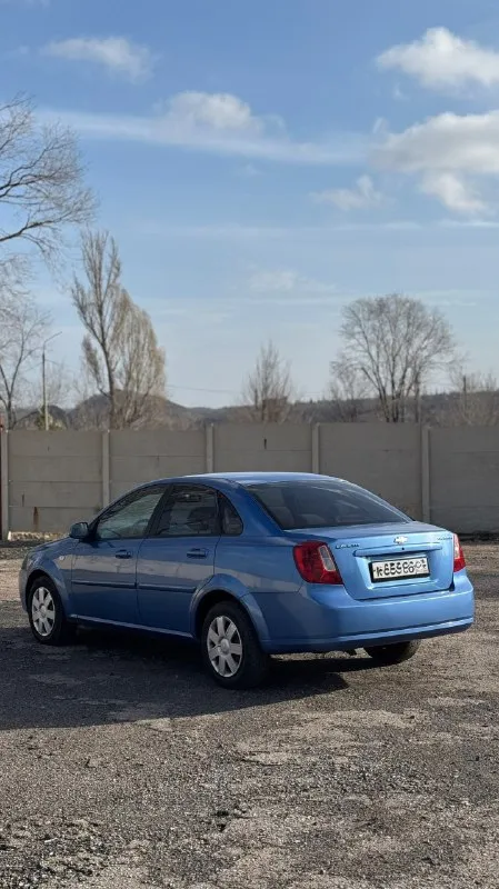 Продам chevrolet lacetti 1.6 мт 2007 машина в одних руках 15 лет, в достойном состоянии пробег 230.000 2 хозяина за всю историю производства южной кореи. птс оригинал. кузов весь в родной краске, дтп не было. салон чистый, в машине ни когда не курили. из опций :гур, abs, airbag, кондиционер, все электростеклоподъёмники, электрозеркала с подогревом и электро регулировкой, музыка (есть управление с руля), литые диски, противотуманные фары отличная сигнализация с обратной связью, с радиусом действия около 1 км. есть зимняя резина на дисках. я второй владелец. в прошлом году заменён новый оригинальный компрессор кондиционера и радиатор, произведен полный кап. ремонт системы кондиционирования. в прошлом месяце установлены новые хорошие тормозные диски с колодками. за время эксплуатации много чего менялось, машина обслуживалась, все в рабочем состоянии. сервисные книжки, 2 ключа юридически чистая, полное переоформление. цена 580.000 рублей торг будет реальному покупателю ! т 📞 звоните: +7(949)0750712 - фотография - 4