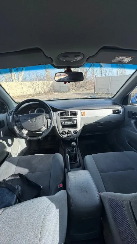Продам chevrolet lacetti 1.6 мт 2007 машина в одних руках 15 лет, в достойном состоянии пробег 230.000 2 хозяина за всю историю производства южной кореи. птс оригинал. кузов весь в родной краске, дтп не было. салон чистый, в машине ни когда не курили. из опций :гур, abs, airbag, кондиционер, все электростеклоподъёмники, электрозеркала с подогревом и электро регулировкой, музыка (есть управление с руля), литые диски, противотуманные фары отличная сигнализация с обратной связью, с радиусом действия около 1 км. есть зимняя резина на дисках. я второй владелец. в прошлом году заменён новый оригинальный компрессор кондиционера и радиатор, произведен полный кап. ремонт системы кондиционирования. в прошлом месяце установлены новые хорошие тормозные диски с колодками. за время эксплуатации много чего менялось, машина обслуживалась, все в рабочем состоянии. сервисные книжки, 2 ключа юридически чистая, полное переоформление. цена 580.000 рублей торг будет реальному покупателю ! т 📞 звоните: +7(949)0750712 - фотография - 6