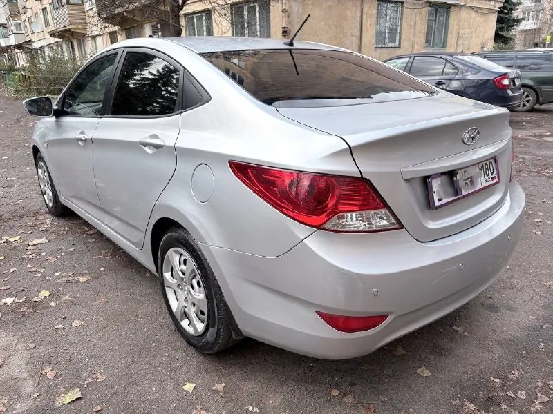 Продам hyundai solaris 2011 год в отличном состоянии. 1.6 акпп (автомат ) ‼745 000р‼ во владении более 1.5 года. по технической части автомобиль вложений не требует. мотор часики, коробка четкая без пинков\рывков, ходовая обслужена, кондиционер работает. по кузову жизненные моменты вообще ничего критичного. установлена сигнализация с обратной связью, хороший планшет с камерой заднего вида. парктроники, подогрев сидений. салон отличный, не потертый не порванный. на автомобиле стоит хорошая летняя резина pirelli также отдаю почти новую шипованную nokian. переоформление обязательно. за эту деньги очень достойный автомобиль, останетесь довольны. макеевка +79498593550 📞 звоните: +7(949)8593550 - фотография - 2