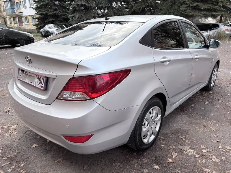 Продам hyundai solaris 2011 год в отличном состоянии. 1.6 акпп (автомат ) ‼745 000р‼ во владении более 1.5 года. по технической части автомобиль вложений не требует. мотор часики, коробка четкая без пинков\рывков, ходовая обслужена, кондиционер работает. по кузову жизненные моменты вообще ничего критичного. установлена сигнализация с обратной связью, хороший планшет с камерой заднего вида. парктроники, подогрев сидений. салон отличный, не потертый не порванный. на автомобиле стоит хорошая летняя резина pirelli также отдаю почти новую шипованную nokian. переоформление обязательно. за эту деньги очень достойный автомобиль, останетесь довольны. макеевка +79498593550 📞 звоните: +7(949)8593550 - фотография - 3