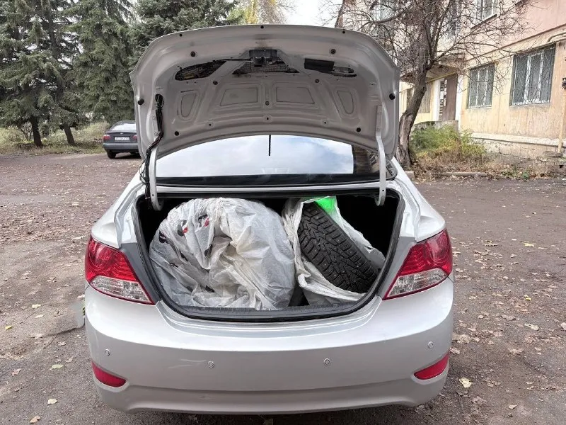 Продам hyundai solaris 2011 год в отличном состоянии. 1.6 акпп (автомат ) ‼745 000р‼ во владении более 1.5 года. по технической части автомобиль вложений не требует. мотор часики, коробка четкая без пинков\рывков, ходовая обслужена, кондиционер работает. по кузову жизненные моменты вообще ничего критичного. установлена сигнализация с обратной связью, хороший планшет с камерой заднего вида. парктроники, подогрев сидений. салон отличный, не потертый не порванный. на автомобиле стоит хорошая летняя резина pirelli также отдаю почти новую шипованную nokian. переоформление обязательно. за эту деньги очень достойный автомобиль, останетесь довольны. макеевка +79498593550 📞 звоните: +7(949)8593550 - фотография - 5
