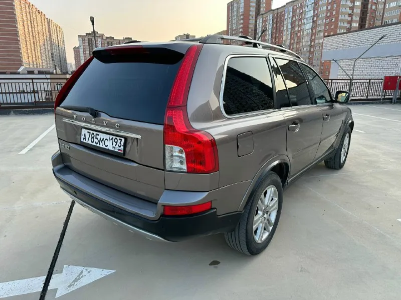 Продается обслуженная и ухоженная volvo хс90. автомобиль семейный, комфортный, крепкий и очень надежный. пригонял для себя в конце 2021 года (растаможивал в начале 2022 года в донецке), ставил на учет рф в 2023 году в краснодаре (по месту моей регистрации). сейчас авто находится в макеевке (ханженково) в сухом просторном гараже. 2010 год 295 тыс пробег автомат 6 ст 3,2 бензин 7 мест передний привод кожаный салон климат контроль подогрев сидений круиз контроль деревянный руль электро люк электро привод сидений датчик света все включается, работает без нареканий. любые проверки приветствуются. автомобиль на хорошей зимней резине. переобулся перед выездом в макеевку. стоимость - 1,45 млн хорошему человеку будет хороший торг у капота (не ранее). мой телефон - 89531086747 (артем) по этому номеру есть вотсап/тг/макс, телефон отца - 89493178629 (юрий петрович) он сможет показать машину в любой день. машина действительно стоящая. продаю эту, так как купил такую же, только немног 📞 звоните: +7(949)3178629 - фотография - 2