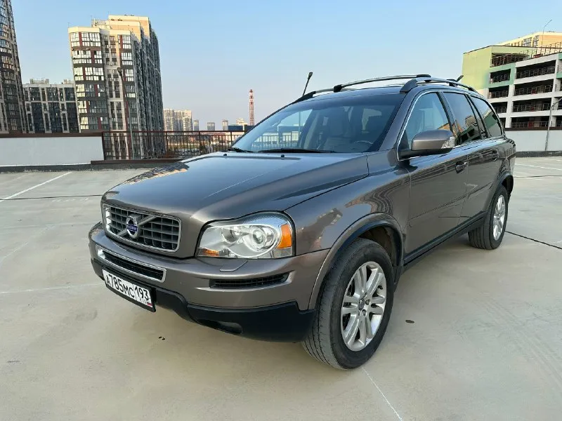 Продается обслуженная и ухоженная volvo хс90. автомобиль семейный, комфортный, крепкий и очень надежный. пригонял для себя в конце 2021 года (растаможивал в начале 2022 года в донецке), ставил на учет рф в 2023 году в краснодаре (по месту моей регистрации). сейчас авто находится в макеевке (ханженково) в сухом просторном гараже. 2010 год 295 тыс пробег автомат 6 ст 3,2 бензин 7 мест передний привод кожаный салон климат контроль подогрев сидений круиз контроль деревянный руль электро люк электро привод сидений датчик света все включается, работает без нареканий. любые проверки приветствуются. автомобиль на хорошей зимней резине. переобулся перед выездом в макеевку. стоимость - 1,45 млн хорошему человеку будет хороший торг у капота (не ранее). мой телефон - 89531086747 (артем) по этому номеру есть вотсап/тг/макс, телефон отца - 89493178629 (юрий петрович) он сможет показать машину в любой день. машина действительно стоящая. продаю эту, так как купил такую же, только немног 📞 звоните: +7(949)3178629 - фотография - 4