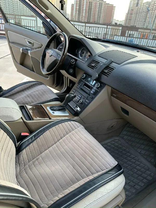 Продается обслуженная и ухоженная volvo хс90. автомобиль семейный, комфортный, крепкий и очень надежный. пригонял для себя в конце 2021 года (растаможивал в начале 2022 года в донецке), ставил на учет рф в 2023 году в краснодаре (по месту моей регистрации). сейчас авто находится в макеевке (ханженково) в сухом просторном гараже. 2010 год 295 тыс пробег автомат 6 ст 3,2 бензин 7 мест передний привод кожаный салон климат контроль подогрев сидений круиз контроль деревянный руль электро люк электро привод сидений датчик света все включается, работает без нареканий. любые проверки приветствуются. автомобиль на хорошей зимней резине. переобулся перед выездом в макеевку. стоимость - 1,45 млн хорошему человеку будет хороший торг у капота (не ранее). мой телефон - 89531086747 (артем) по этому номеру есть вотсап/тг/макс, телефон отца - 89493178629 (юрий петрович) он сможет показать машину в любой день. машина действительно стоящая. продаю эту, так как купил такую же, только немног 📞 звоните: +7(949)3178629 - фотография - 5