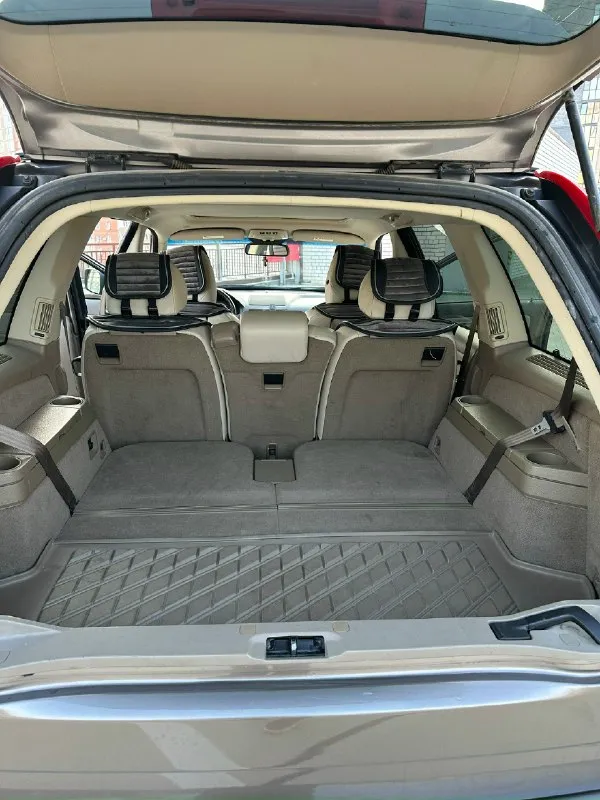 Продается обслуженная и ухоженная volvo хс90. автомобиль семейный, комфортный, крепкий и очень надежный. пригонял для себя в конце 2021 года (растаможивал в начале 2022 года в донецке), ставил на учет рф в 2023 году в краснодаре (по месту моей регистрации). сейчас авто находится в макеевке (ханженково) в сухом просторном гараже. 2010 год 295 тыс пробег автомат 6 ст 3,2 бензин 7 мест передний привод кожаный салон климат контроль подогрев сидений круиз контроль деревянный руль электро люк электро привод сидений датчик света все включается, работает без нареканий. любые проверки приветствуются. автомобиль на хорошей зимней резине. переобулся перед выездом в макеевку. стоимость - 1,45 млн хорошему человеку будет хороший торг у капота (не ранее). мой телефон - 89531086747 (артем) по этому номеру есть вотсап/тг/макс, телефон отца - 89493178629 (юрий петрович) он сможет показать машину в любой день. машина действительно стоящая. продаю эту, так как купил такую же, только немног 📞 звоните: +7(949)3178629 - фотография - 7