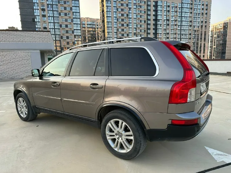 Продается обслуженная и ухоженная volvo хс90. автомобиль семейный, комфортный, крепкий и очень надежный. пригонял для себя в конце 2021 года (растаможивал в начале 2022 года в донецке), ставил на учет рф в 2023 году в краснодаре (по месту моей регистрации). сейчас авто находится в макеевке (ханженково) в сухом просторном гараже. 2010 год 295 тыс пробег автомат 6 ст 3,2 бензин 7 мест передний привод кожаный салон климат контроль подогрев сидений круиз контроль деревянный руль электро люк электро привод сидений датчик света все включается, работает без нареканий. любые проверки приветствуются. автомобиль на хорошей зимней резине. переобулся перед выездом в макеевку. стоимость - 1,45 млн хорошему человеку будет хороший торг у капота (не ранее). мой телефон - 89531086747 (артем) по этому номеру есть вотсап/тг/макс, телефон отца - 89493178629 (юрий петрович) он сможет показать машину в любой день. машина действительно стоящая. продаю эту, так как купил такую же, только немног 📞 звоните: +7(949)3178629 - фотография - 8