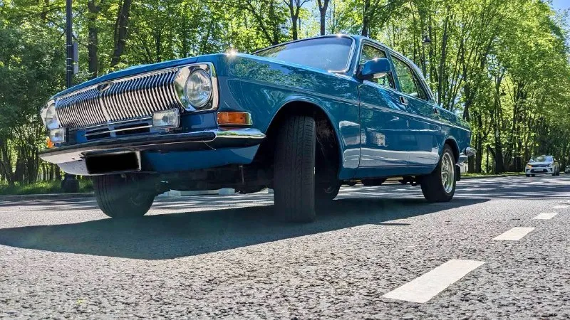 Газ 24, 1977 года выпуска. restomod/protouring - машина отреставрирована снаружи с полной модификацией технической части. пробег 33 000 км с момента сборки авто в 2016 году. все технические изменения официально оформлены. сборкой машины занималась московская студия тюнинга nva-motors. на сегодняшний день стоимость аналогичного комплекса работ 5 - 12 млн. р., срок изготовления 1 - 3 года. - двигатель toyota 1uz-fe vvt-i, v8, 4л, 290 л. с., (256 л. с. по птс), крутящий момент 407 нм. , установлен на родные подушки - коробка автомат toyota a650e (5-и ступенчатая) - задний мост volvo 740/940, пара 3,54 - передняя подвеска газ 31105 (шаровая) - рулевая колонка газ 31105 (с гур) - вакуумный усилитель тормозов nissan - дисковые тормоза по кругу - кузов полностью восстанавливался - заменены все двери, крылья, передний фартук, задняя панель, пороги и усилители (усилители сделаны из толстого профиля), все зазоры выведены навариванием и шлифованием, сделана антикоррозионная обработка. цена 2🍋 📱 +7-949-361-99-68. - фотография - 2