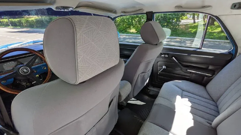 Газ 24, 1977 года выпуска. restomod/protouring - машина отреставрирована снаружи с полной модификацией технической части. пробег 33 000 км с момента сборки авто в 2016 году. все технические изменения официально оформлены. сборкой машины занималась московская студия тюнинга nva-motors. на сегодняшний день стоимость аналогичного комплекса работ 5 - 12 млн. р., срок изготовления 1 - 3 года. - двигатель toyota 1uz-fe vvt-i, v8, 4л, 290 л. с., (256 л. с. по птс), крутящий момент 407 нм. , установлен на родные подушки - коробка автомат toyota a650e (5-и ступенчатая) - задний мост volvo 740/940, пара 3,54 - передняя подвеска газ 31105 (шаровая) - рулевая колонка газ 31105 (с гур) - вакуумный усилитель тормозов nissan - дисковые тормоза по кругу - кузов полностью восстанавливался - заменены все двери, крылья, передний фартук, задняя панель, пороги и усилители (усилители сделаны из толстого профиля), все зазоры выведены навариванием и шлифованием, сделана антикоррозионная обработка. цена 2🍋 📱 +7-949-361-99-68. - фотография - 6