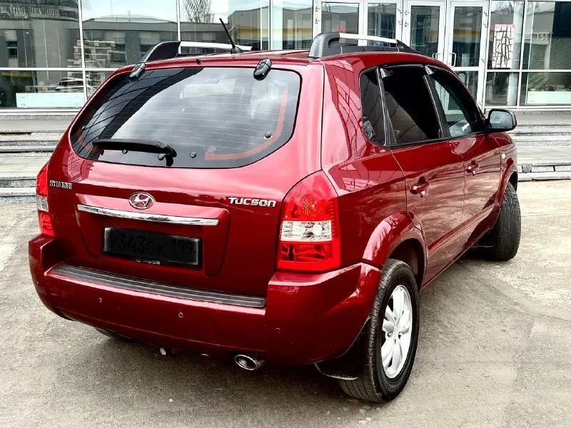 Продам идеальный hyundai tucson 2.0**коробка автомат 2008 год выпуска кузов в отличном состоянии, не имеет повреждений и не красился. автомобиль полностью оцинкован. техническое состояние — превосходное! недавно было проведено полное техническое обслуживание, включая замену грм, помпы, масла, фильтров и свечей. все стекла оригинальные, а геометрия кузова идеально ровная. двигатель объёмом 2.0 л работает как часы: тихо, быстро. автоматическая коробка передач переключается мягко. комплектация богатая: климат-контроль, подогревы сидений, гидроусилитель руля, подушки безопасности airbag, система abs, электрическая регулировка зеркал с обогревом, электрические стеклоподъёмники с доводчиками и сигнализация. состояние кузова отличное: он лужённый, ровный как струна и выглядит так же, как на фотографиях. днище, пороги, стаканы, лонжероны, арки крыльев, ниша под запаской — всё целое и в первозданном виде!цена 945.000₽ торг!все вопросы по телефону +79493578236 или телега +79094166333 - фотография - 6