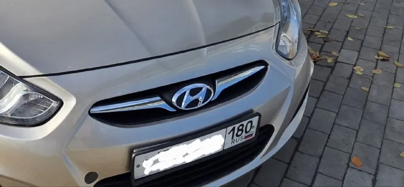 Продам hyundai solaris 2011 г 1.4 л. , в отличном состоянии, родной пробег 185.000 машина полностью обслужена, ходовая часть вся перебрана месяц назад. двигатель работает отлично, масло не расходует, не дымит, не троит коробка работает идеально, включается мягко, без хрустов автомобиль без гнили, рыжиков и вздутий, кузов в отличном состоянии электрика вся исправна, все работает без нареканий все расходники : ремни, ролики, масла, фильтра заменены. авто обслуживалось своевременно на машине установлена новая зимняя резина, отличный bi led свет за подробностями звонить по номеру +79493455783 на этом номере есть телеграмм осмотр в г. донецке цена 580.000 торг у капота - фотография - 1