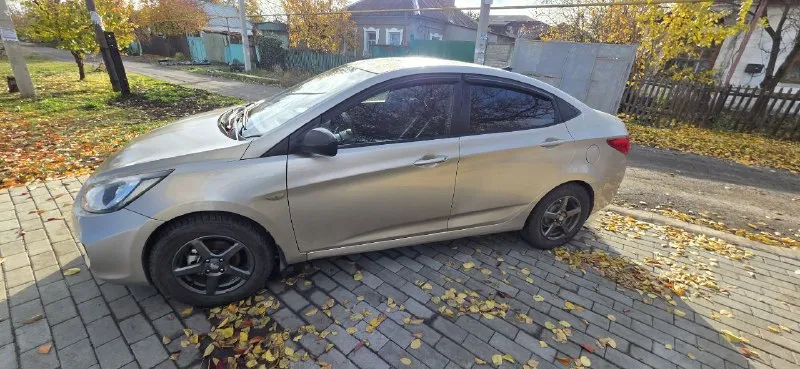 Продам hyundai solaris 2011 г 1.4 л. , в отличном состоянии, родной пробег 185.000 машина полностью обслужена, ходовая часть вся перебрана месяц назад. двигатель работает отлично, масло не расходует, не дымит, не троит коробка работает идеально, включается мягко, без хрустов автомобиль без гнили, рыжиков и вздутий, кузов в отличном состоянии электрика вся исправна, все работает без нареканий все расходники : ремни, ролики, масла, фильтра заменены. авто обслуживалось своевременно на машине установлена новая зимняя резина, отличный bi led свет за подробностями звонить по номеру +79493455783 на этом номере есть телеграмм осмотр в г. донецке цена 580.000 торг у капота - фотография - 2