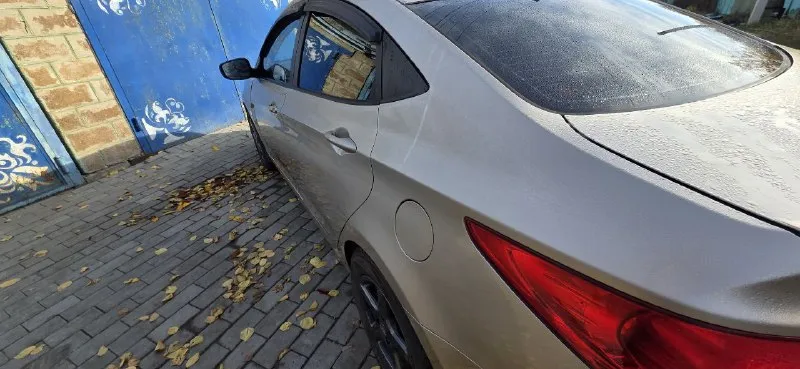 Продам hyundai solaris 2011 г 1.4 л. , в отличном состоянии, родной пробег 185.000 машина полностью обслужена, ходовая часть вся перебрана месяц назад. двигатель работает отлично, масло не расходует, не дымит, не троит коробка работает идеально, включается мягко, без хрустов автомобиль без гнили, рыжиков и вздутий, кузов в отличном состоянии электрика вся исправна, все работает без нареканий все расходники : ремни, ролики, масла, фильтра заменены. авто обслуживалось своевременно на машине установлена новая зимняя резина, отличный bi led свет за подробностями звонить по номеру +79493455783 на этом номере есть телеграмм осмотр в г. донецке цена 580.000 торг у капота - фотография - 4