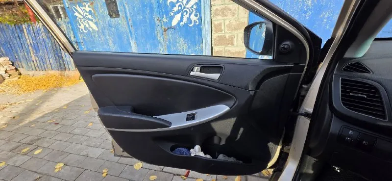 Продам hyundai solaris 2011 г 1.4 л. , в отличном состоянии, родной пробег 185.000 машина полностью обслужена, ходовая часть вся перебрана месяц назад. двигатель работает отлично, масло не расходует, не дымит, не троит коробка работает идеально, включается мягко, без хрустов автомобиль без гнили, рыжиков и вздутий, кузов в отличном состоянии электрика вся исправна, все работает без нареканий все расходники : ремни, ролики, масла, фильтра заменены. авто обслуживалось своевременно на машине установлена новая зимняя резина, отличный bi led свет за подробностями звонить по номеру +79493455783 на этом номере есть телеграмм осмотр в г. донецке цена 580.000 торг у капота - фотография - 6