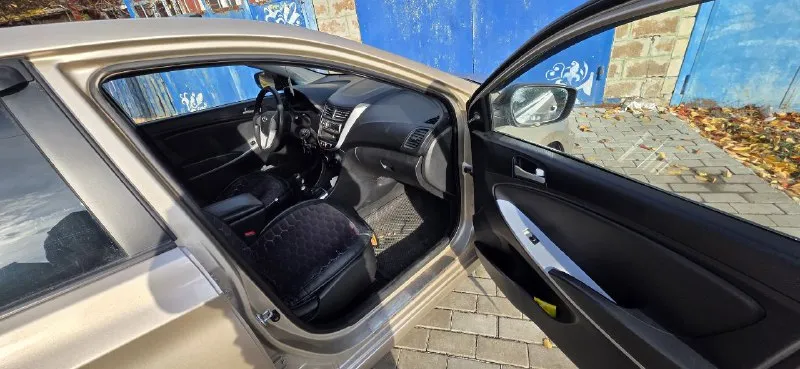 Продам hyundai solaris 2011 г 1.4 л. , в отличном состоянии, родной пробег 185.000 машина полностью обслужена, ходовая часть вся перебрана месяц назад. двигатель работает отлично, масло не расходует, не дымит, не троит коробка работает идеально, включается мягко, без хрустов автомобиль без гнили, рыжиков и вздутий, кузов в отличном состоянии электрика вся исправна, все работает без нареканий все расходники : ремни, ролики, масла, фильтра заменены. авто обслуживалось своевременно на машине установлена новая зимняя резина, отличный bi led свет за подробностями звонить по номеру +79493455783 на этом номере есть телеграмм осмотр в г. донецке цена 580.000 торг у капота - фотография - 7