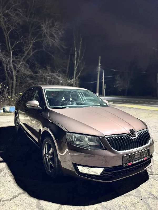 В продаже автомобиль skoda octavia a7,год выпуска 2013,пробег 180.000км родной!, авто в идеальном без дтп! в достойном состоянии как внешне так и технически, состояние автомобиля как новая. не битая!все стёкла родные, лобовое стекло без трещин!с двумя хозяевами. присутствуют все номера кузова и двигателя, читаются отлично. нету штрафов и запретов. машина полностью обслужена. резина вся новая, запасное колесо, домкрат, балонник оригинальные не разу не использовались!комплектация максимально богатая: двухзонный климат-контроль+кондиционер, сигнализация, парктроник задний, центральные замки на все двери, электростеклоподъёмники с доводчиками, подогревы передние сидения-электро зеркала с подогревом, заводские противотуманки, abs, регулировка руля и передних сидений, и так далее и очень много остального! очень хорошая аудио система) самый надёжный двигатель1.4 на механике! расходует не капли масло от замены до замены! цена 1.120.000 📞 +7(949)5639877 📞 звоните: +7(949)5639877 - фотография - 3