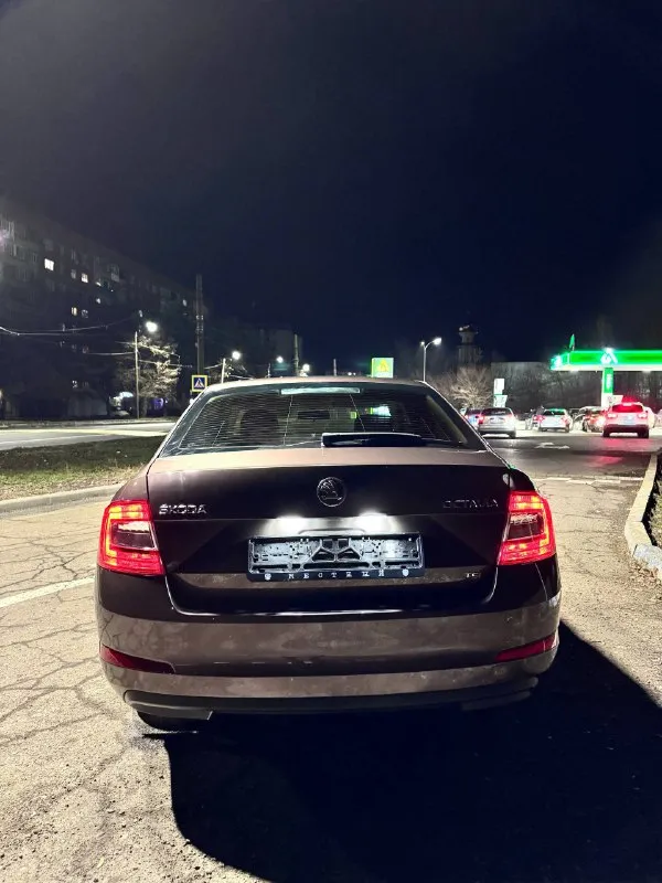 В продаже автомобиль skoda octavia a7,год выпуска 2013,пробег 180.000км родной!, авто в идеальном без дтп! в достойном состоянии как внешне так и технически, состояние автомобиля как новая. не битая!все стёкла родные, лобовое стекло без трещин!с двумя хозяевами. присутствуют все номера кузова и двигателя, читаются отлично. нету штрафов и запретов. машина полностью обслужена. резина вся новая, запасное колесо, домкрат, балонник оригинальные не разу не использовались!комплектация максимально богатая: двухзонный климат-контроль+кондиционер, сигнализация, парктроник задний, центральные замки на все двери, электростеклоподъёмники с доводчиками, подогревы передние сидения-электро зеркала с подогревом, заводские противотуманки, abs, регулировка руля и передних сидений, и так далее и очень много остального! очень хорошая аудио система) самый надёжный двигатель1.4 на механике! расходует не капли масло от замены до замены! цена 1.120.000 📞 +7(949)5639877 📞 звоните: +7(949)5639877 - фотография - 6