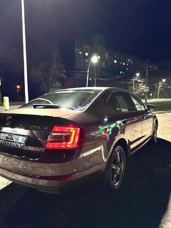 В продаже автомобиль skoda octavia a7,год выпуска 2013,пробег 180.000км родной!, авто в идеальном без дтп! в достойном состоянии как внешне так и технически, состояние автомобиля как новая. не битая!все стёкла родные, лобовое стекло без трещин!с двумя хозяевами. присутствуют все номера кузова и двигателя, читаются отлично. нету штрафов и запретов. машина полностью обслужена. резина вся новая, запасное колесо, домкрат, балонник оригинальные не разу не использовались!комплектация максимально богатая: двухзонный климат-контроль+кондиционер, сигнализация, парктроник задний, центральные замки на все двери, электростеклоподъёмники с доводчиками, подогревы передние сидения-электро зеркала с подогревом, заводские противотуманки, abs, регулировка руля и передних сидений, и так далее и очень много остального! очень хорошая аудио система) самый надёжный двигатель1.4 на механике! расходует не капли масло от замены до замены! цена 1.120.000 📞 +7(949)5639877 📞 звоните: +7(949)5639877 - фотография - 7