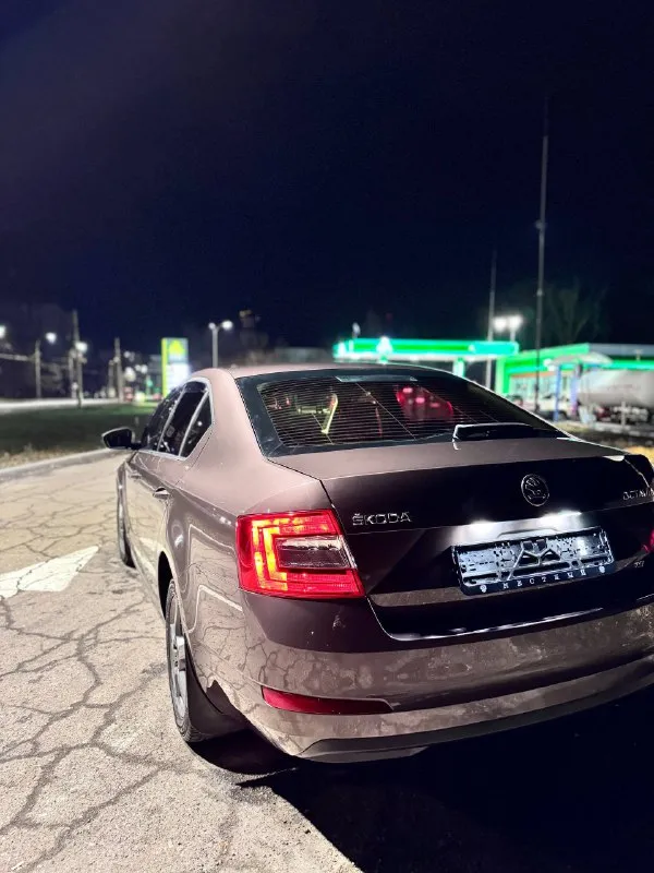 В продаже автомобиль skoda octavia a7,год выпуска 2013,пробег 180.000км родной!, авто в идеальном без дтп! в достойном состоянии как внешне так и технически, состояние автомобиля как новая. не битая!все стёкла родные, лобовое стекло без трещин!с двумя хозяевами. присутствуют все номера кузова и двигателя, читаются отлично. нету штрафов и запретов. машина полностью обслужена. резина вся новая, запасное колесо, домкрат, балонник оригинальные не разу не использовались!комплектация максимально богатая: двухзонный климат-контроль+кондиционер, сигнализация, парктроник задний, центральные замки на все двери, электростеклоподъёмники с доводчиками, подогревы передние сидения-электро зеркала с подогревом, заводские противотуманки, abs, регулировка руля и передних сидений, и так далее и очень много остального! очень хорошая аудио система) самый надёжный двигатель1.4 на механике! расходует не капли масло от замены до замены! цена 1.120.000 📞 +7(949)5639877 📞 звоните: +7(949)5639877 - фотография - 8