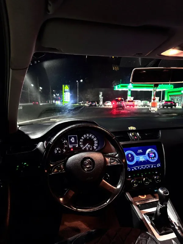 В продаже автомобиль skoda octavia a7,год выпуска 2013,пробег 180.000км родной!, авто в идеальном без дтп! в достойном состоянии как внешне так и технически, состояние автомобиля как новая. не битая!все стёкла родные, лобовое стекло без трещин!с двумя хозяевами. присутствуют все номера кузова и двигателя, читаются отлично. нету штрафов и запретов. машина полностью обслужена. резина вся новая, запасное колесо, домкрат, балонник оригинальные не разу не использовались!комплектация максимально богатая: двухзонный климат-контроль+кондиционер, сигнализация, парктроник задний, центральные замки на все двери, электростеклоподъёмники с доводчиками, подогревы передние сидения-электро зеркала с подогревом, заводские противотуманки, abs, регулировка руля и передних сидений, и так далее и очень много остального! очень хорошая аудио система) самый надёжный двигатель1.4 на механике! расходует не капли масло от замены до замены! цена 1.120.000 📞 +7(949)5639877 📞 звоните: +7(949)5639877 - фотография - 9