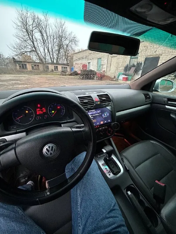 Volkswagen jetta v 2,5 (170 л. с.) 2008 год. пробег 190 тыс. км. 🟥комплектация: полный электро пакет, кондиционер, люк, электро усилитель руля, кожаный салон, подогрев сидений, подлакотник, резина зима/лето, магнитола планшет 🟥мотор/коробка: 2,5 а/т 170 л. с газ/бенз (гбо вписан в тех. паспорт ) мотор работает без нареканий, масло motul замена каждые 8 тыс. км. акпп aisin 6 ступений, работает без пинков, так же замена масла motul. 🟥кузов : есть царапина на заднем крыле (не глубокая) красилось пару деталей ( машина с америки аукцион ) также есть мелки сколы от времени эксплуатации 🟥салон: есть повреждения кожи на креслах цена: 750 000 тыс. руб (разумный торг) обмен на ваше авто с доплатой от вас: требования к машине, желательно универсал, бензин/газ, исправная работа мотора, кпп и ходовой части, рассмотрю любой вариант. на обмен ваша доплата не менее 500 000 тыс. руб +79497087965 - фотография - 10