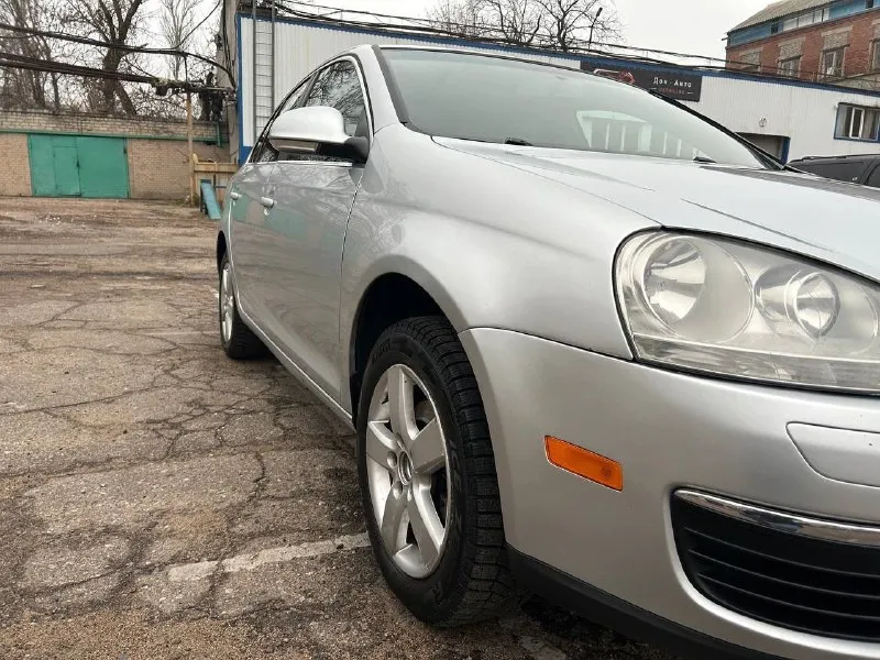Volkswagen jetta v 2,5 (170 л. с.) 2008 год. пробег 190 тыс. км. 🟥комплектация: полный электро пакет, кондиционер, люк, электро усилитель руля, кожаный салон, подогрев сидений, подлакотник, резина зима/лето, магнитола планшет 🟥мотор/коробка: 2,5 а/т 170 л. с газ/бенз (гбо вписан в тех. паспорт ) мотор работает без нареканий, масло motul замена каждые 8 тыс. км. акпп aisin 6 ступений, работает без пинков, так же замена масла motul. 🟥кузов : есть царапина на заднем крыле (не глубокая) красилось пару деталей ( машина с америки аукцион ) также есть мелки сколы от времени эксплуатации 🟥салон: есть повреждения кожи на креслах цена: 750 000 тыс. руб (разумный торг) обмен на ваше авто с доплатой от вас: требования к машине, желательно универсал, бензин/газ, исправная работа мотора, кпп и ходовой части, рассмотрю любой вариант. на обмен ваша доплата не менее 500 000 тыс. руб +79497087965 - фотография - 2
