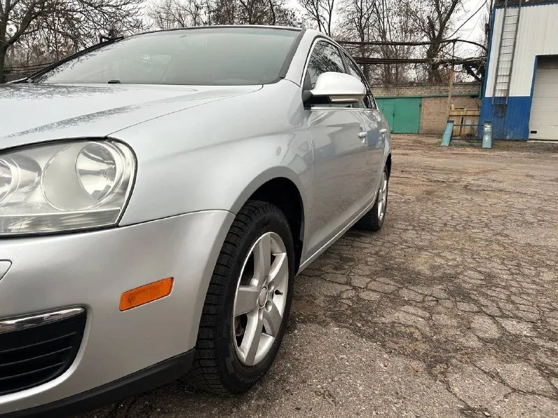 Volkswagen jetta v 2,5 (170 л. с.) 2008 год. пробег 190 тыс. км. 🟥комплектация: полный электро пакет, кондиционер, люк, электро усилитель руля, кожаный салон, подогрев сидений, подлакотник, резина зима/лето, магнитола планшет 🟥мотор/коробка: 2,5 а/т 170 л. с газ/бенз (гбо вписан в тех. паспорт ) мотор работает без нареканий, масло motul замена каждые 8 тыс. км. акпп aisin 6 ступений, работает без пинков, так же замена масла motul. 🟥кузов : есть царапина на заднем крыле (не глубокая) красилось пару деталей ( машина с америки аукцион ) также есть мелки сколы от времени эксплуатации 🟥салон: есть повреждения кожи на креслах цена: 750 000 тыс. руб (разумный торг) обмен на ваше авто с доплатой от вас: требования к машине, желательно универсал, бензин/газ, исправная работа мотора, кпп и ходовой части, рассмотрю любой вариант. на обмен ваша доплата не менее 500 000 тыс. руб +79497087965 - фотография - 3