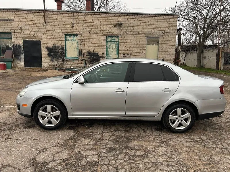 Volkswagen jetta v 2,5 (170 л. с.) 2008 год. пробег 190 тыс. км. 🟥комплектация: полный электро пакет, кондиционер, люк, электро усилитель руля, кожаный салон, подогрев сидений, подлакотник, резина зима/лето, магнитола планшет 🟥мотор/коробка: 2,5 а/т 170 л. с газ/бенз (гбо вписан в тех. паспорт ) мотор работает без нареканий, масло motul замена каждые 8 тыс. км. акпп aisin 6 ступений, работает без пинков, так же замена масла motul. 🟥кузов : есть царапина на заднем крыле (не глубокая) красилось пару деталей ( машина с америки аукцион ) также есть мелки сколы от времени эксплуатации 🟥салон: есть повреждения кожи на креслах цена: 750 000 тыс. руб (разумный торг) обмен на ваше авто с доплатой от вас: требования к машине, желательно универсал, бензин/газ, исправная работа мотора, кпп и ходовой части, рассмотрю любой вариант. на обмен ваша доплата не менее 500 000 тыс. руб +79497087965 - фотография - 4