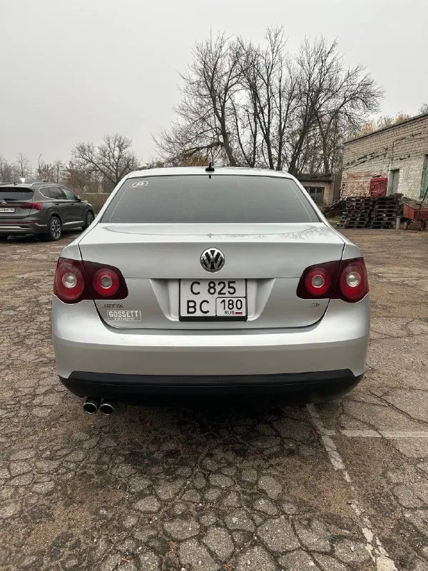 Volkswagen jetta v 2,5 (170 л. с.) 2008 год. пробег 190 тыс. км. 🟥комплектация: полный электро пакет, кондиционер, люк, электро усилитель руля, кожаный салон, подогрев сидений, подлакотник, резина зима/лето, магнитола планшет 🟥мотор/коробка: 2,5 а/т 170 л. с газ/бенз (гбо вписан в тех. паспорт ) мотор работает без нареканий, масло motul замена каждые 8 тыс. км. акпп aisin 6 ступений, работает без пинков, так же замена масла motul. 🟥кузов : есть царапина на заднем крыле (не глубокая) красилось пару деталей ( машина с америки аукцион ) также есть мелки сколы от времени эксплуатации 🟥салон: есть повреждения кожи на креслах цена: 750 000 тыс. руб (разумный торг) обмен на ваше авто с доплатой от вас: требования к машине, желательно универсал, бензин/газ, исправная работа мотора, кпп и ходовой части, рассмотрю любой вариант. на обмен ваша доплата не менее 500 000 тыс. руб +79497087965 - фотография - 5