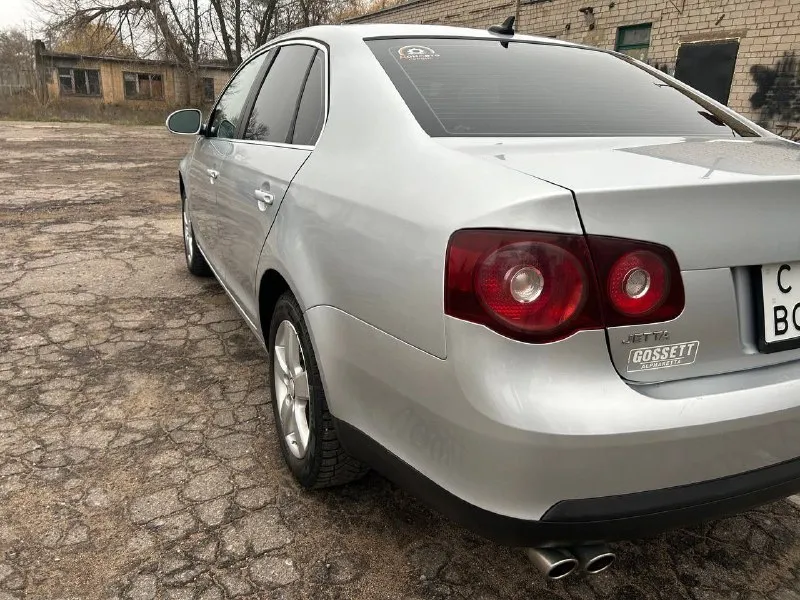 Volkswagen jetta v 2,5 (170 л. с.) 2008 год. пробег 190 тыс. км. 🟥комплектация: полный электро пакет, кондиционер, люк, электро усилитель руля, кожаный салон, подогрев сидений, подлакотник, резина зима/лето, магнитола планшет 🟥мотор/коробка: 2,5 а/т 170 л. с газ/бенз (гбо вписан в тех. паспорт ) мотор работает без нареканий, масло motul замена каждые 8 тыс. км. акпп aisin 6 ступений, работает без пинков, так же замена масла motul. 🟥кузов : есть царапина на заднем крыле (не глубокая) красилось пару деталей ( машина с америки аукцион ) также есть мелки сколы от времени эксплуатации 🟥салон: есть повреждения кожи на креслах цена: 750 000 тыс. руб (разумный торг) обмен на ваше авто с доплатой от вас: требования к машине, желательно универсал, бензин/газ, исправная работа мотора, кпп и ходовой части, рассмотрю любой вариант. на обмен ваша доплата не менее 500 000 тыс. руб +79497087965 - фотография - 6