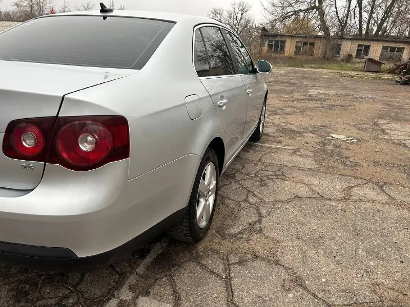 Volkswagen jetta v 2,5 (170 л. с.) 2008 год. пробег 190 тыс. км. 🟥комплектация: полный электро пакет, кондиционер, люк, электро усилитель руля, кожаный салон, подогрев сидений, подлакотник, резина зима/лето, магнитола планшет 🟥мотор/коробка: 2,5 а/т 170 л. с газ/бенз (гбо вписан в тех. паспорт ) мотор работает без нареканий, масло motul замена каждые 8 тыс. км. акпп aisin 6 ступений, работает без пинков, так же замена масла motul. 🟥кузов : есть царапина на заднем крыле (не глубокая) красилось пару деталей ( машина с америки аукцион ) также есть мелки сколы от времени эксплуатации 🟥салон: есть повреждения кожи на креслах цена: 750 000 тыс. руб (разумный торг) обмен на ваше авто с доплатой от вас: требования к машине, желательно универсал, бензин/газ, исправная работа мотора, кпп и ходовой части, рассмотрю любой вариант. на обмен ваша доплата не менее 500 000 тыс. руб +79497087965 - фотография - 7