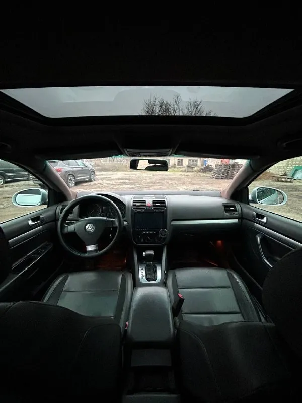 Volkswagen jetta v 2,5 (170 л. с.) 2008 год. пробег 190 тыс. км. 🟥комплектация: полный электро пакет, кондиционер, люк, электро усилитель руля, кожаный салон, подогрев сидений, подлакотник, резина зима/лето, магнитола планшет 🟥мотор/коробка: 2,5 а/т 170 л. с газ/бенз (гбо вписан в тех. паспорт ) мотор работает без нареканий, масло motul замена каждые 8 тыс. км. акпп aisin 6 ступений, работает без пинков, так же замена масла motul. 🟥кузов : есть царапина на заднем крыле (не глубокая) красилось пару деталей ( машина с америки аукцион ) также есть мелки сколы от времени эксплуатации 🟥салон: есть повреждения кожи на креслах цена: 750 000 тыс. руб (разумный торг) обмен на ваше авто с доплатой от вас: требования к машине, желательно универсал, бензин/газ, исправная работа мотора, кпп и ходовой части, рассмотрю любой вариант. на обмен ваша доплата не менее 500 000 тыс. руб +79497087965 - фотография - 8