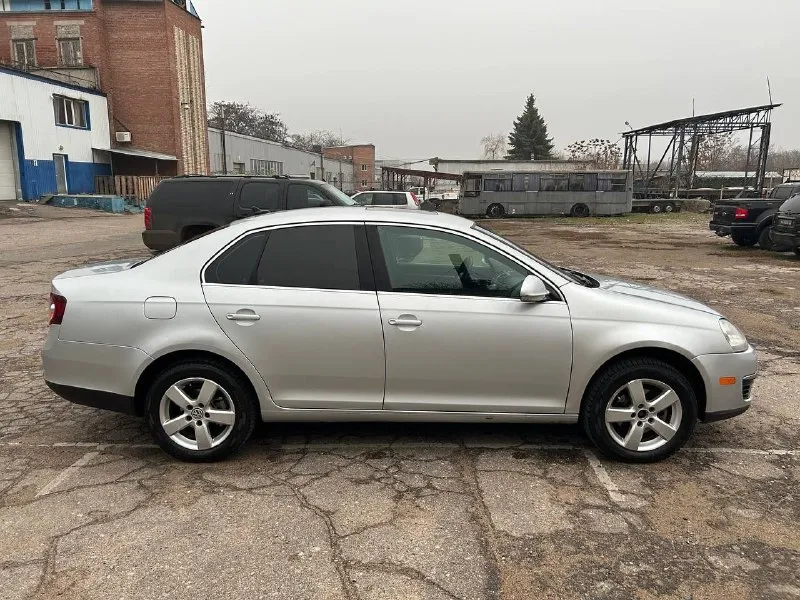 Volkswagen jetta v 2,5 (170 л. с.) 2008 год. пробег 190 тыс. км. 🟥комплектация: полный электро пакет, кондиционер, люк, электро усилитель руля, кожаный салон, подогрев сидений, подлакотник, резина зима/лето, магнитола планшет 🟥мотор/коробка: 2,5 а/т 170 л. с газ/бенз (гбо вписан в тех. паспорт ) мотор работает без нареканий, масло motul замена каждые 8 тыс. км. акпп aisin 6 ступений, работает без пинков, так же замена масла motul. 🟥кузов : есть царапина на заднем крыле (не глубокая) красилось пару деталей ( машина с америки аукцион ) также есть мелки сколы от времени эксплуатации 🟥салон: есть повреждения кожи на креслах цена: 750 000 тыс. руб (разумный торг) обмен на ваше авто с доплатой от вас: требования к машине, желательно универсал, бензин/газ, исправная работа мотора, кпп и ходовой части, рассмотрю любой вариант. на обмен ваша доплата не менее 500 000 тыс. руб +79497087965 - фотография - 9