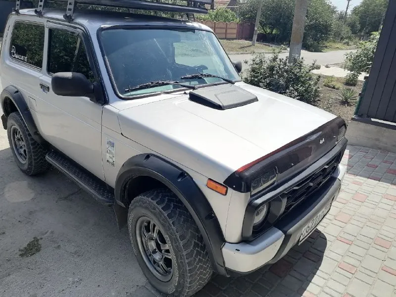 Продам нива урбан 2016 кондей, гур, подогрев сидений, резина зима, хорошая музыка, сабвуфер 🔊, все и... - фотография