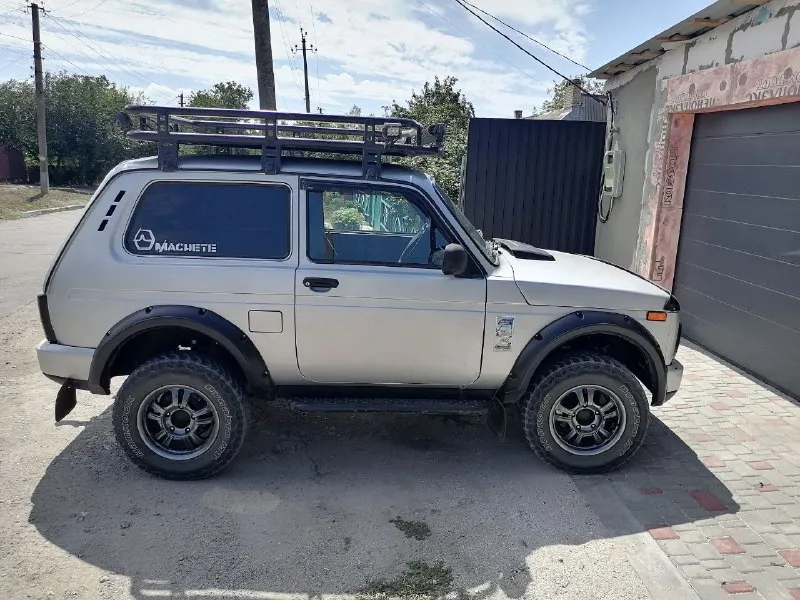 Продам нива урбан 2016 кондей, гур, подогрев сидений, резина зима, хорошая музыка, сабвуфер 🔊, все изменения оформлены 1 🍋 50000 торг +79497141874 - фотография - 2