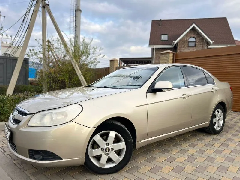 Продам chevrolet epica в отличном состоянии! один единственный владелец. птс оригинал. авто не бита !не крашена! всю жизнь в одних руках. семейное хорошое авто без каких либо вложений. 2007 год выпуска. в техническом плане всё обслужено, двигатель 2.0л. не троит и не стучит и масло не расходует. ходовая часть без стуков. коробка механика включается мягко, не хрустит, не выбивает. по кузову всё отлично! нет не одного рыжика! выглядит отлично как на фото! максимальная комплектация с кожаным салоном. кондиционером, мульти-руль. гидроусилитель руля, 4 стеклоподъемники. подушки безопасности. эл зеркала с подогревом. противотуманки. обогрев стекла. магнитола. литые диски. тонировка. по салону тоже всё хорошо, чистый и опрятный, не прокурен, по салону всё работает до каждой кнопочки и лампочки, ошибок на щитке приборов нет всё загорается и гаснет. в общем отличный, надежный и комфортный авто за адекватную сумму. в юридическом плане всё хорошо, без штрафов и запретов и прочей ерунды цена 470000. донецк +9496415532 - фотография - 2