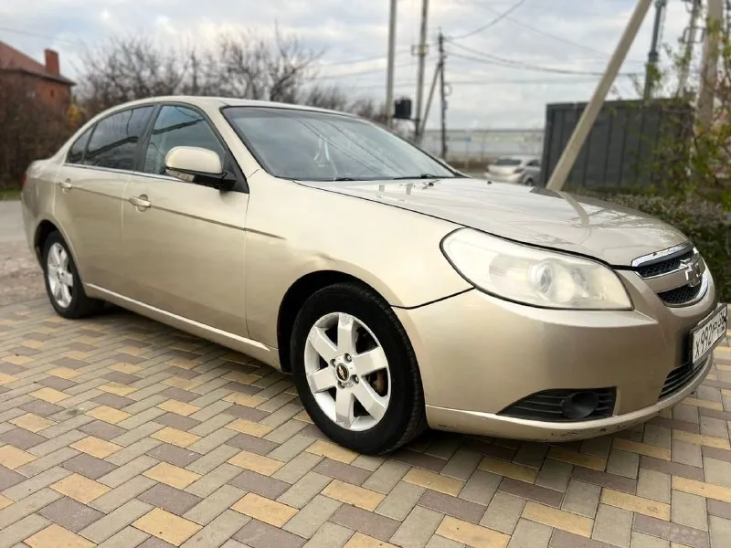 Продам chevrolet epica в отличном состоянии! один единственный владелец. птс оригинал. авто не бита !не крашена! всю жизнь в одних руках. семейное хорошое авто без каких либо вложений. 2007 год выпуска. в техническом плане всё обслужено, двигатель 2.0л. не троит и не стучит и масло не расходует. ходовая часть без стуков. коробка механика включается мягко, не хрустит, не выбивает. по кузову всё отлично! нет не одного рыжика! выглядит отлично как на фото! максимальная комплектация с кожаным салоном. кондиционером, мульти-руль. гидроусилитель руля, 4 стеклоподъемники. подушки безопасности. эл зеркала с подогревом. противотуманки. обогрев стекла. магнитола. литые диски. тонировка. по салону тоже всё хорошо, чистый и опрятный, не прокурен, по салону всё работает до каждой кнопочки и лампочки, ошибок на щитке приборов нет всё загорается и гаснет. в общем отличный, надежный и комфортный авто за адекватную сумму. в юридическом плане всё хорошо, без штрафов и запретов и прочей ерунды цена 470000. донецк +9496415532 - фотография - 3