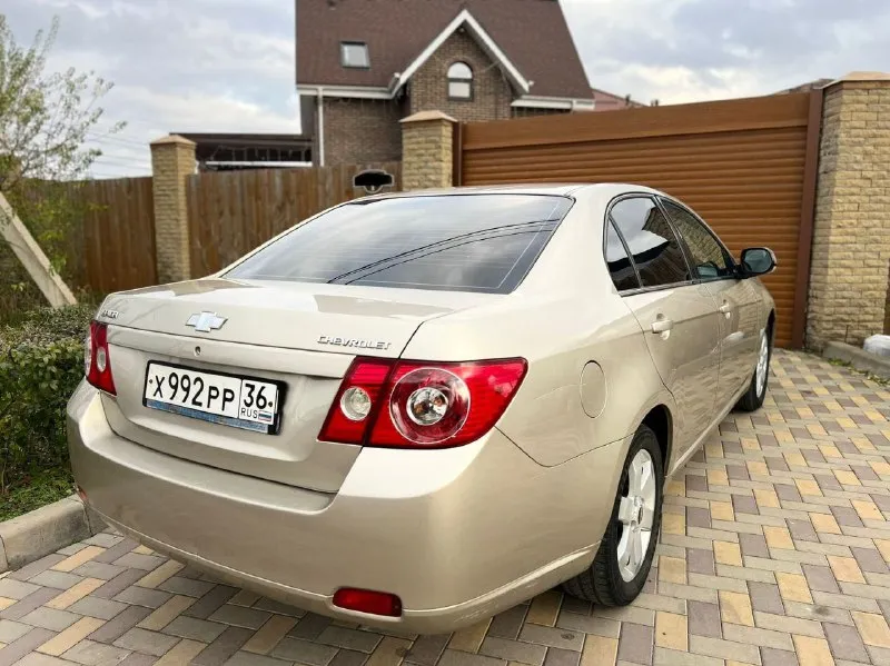 Продам chevrolet epica в отличном состоянии! один единственный владелец. птс оригинал. авто не бита !не крашена! всю жизнь в одних руках. семейное хорошое авто без каких либо вложений. 2007 год выпуска. в техническом плане всё обслужено, двигатель 2.0л. не троит и не стучит и масло не расходует. ходовая часть без стуков. коробка механика включается мягко, не хрустит, не выбивает. по кузову всё отлично! нет не одного рыжика! выглядит отлично как на фото! максимальная комплектация с кожаным салоном. кондиционером, мульти-руль. гидроусилитель руля, 4 стеклоподъемники. подушки безопасности. эл зеркала с подогревом. противотуманки. обогрев стекла. магнитола. литые диски. тонировка. по салону тоже всё хорошо, чистый и опрятный, не прокурен, по салону всё работает до каждой кнопочки и лампочки, ошибок на щитке приборов нет всё загорается и гаснет. в общем отличный, надежный и комфортный авто за адекватную сумму. в юридическом плане всё хорошо, без штрафов и запретов и прочей ерунды цена 470000. донецк +9496415532 - фотография - 4