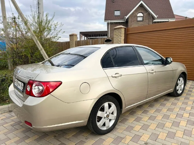 Продам chevrolet epica в отличном состоянии! один единственный владелец. птс оригинал. авто не бита !не крашена! всю жизнь в одних руках. семейное хорошое авто без каких либо вложений. 2007 год выпуска. в техническом плане всё обслужено, двигатель 2.0л. не троит и не стучит и масло не расходует. ходовая часть без стуков. коробка механика включается мягко, не хрустит, не выбивает. по кузову всё отлично! нет не одного рыжика! выглядит отлично как на фото! максимальная комплектация с кожаным салоном. кондиционером, мульти-руль. гидроусилитель руля, 4 стеклоподъемники. подушки безопасности. эл зеркала с подогревом. противотуманки. обогрев стекла. магнитола. литые диски. тонировка. по салону тоже всё хорошо, чистый и опрятный, не прокурен, по салону всё работает до каждой кнопочки и лампочки, ошибок на щитке приборов нет всё загорается и гаснет. в общем отличный, надежный и комфортный авто за адекватную сумму. в юридическом плане всё хорошо, без штрафов и запретов и прочей ерунды цена 470000. донецк +9496415532 - фотография - 6