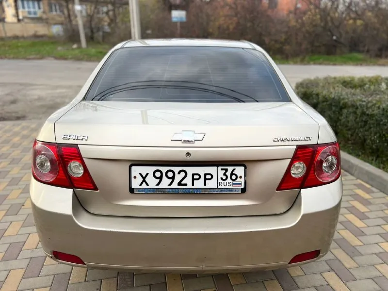 Продам chevrolet epica в отличном состоянии! один единственный владелец. птс оригинал. авто не бита !не крашена! всю жизнь в одних руках. семейное хорошое авто без каких либо вложений. 2007 год выпуска. в техническом плане всё обслужено, двигатель 2.0л. не троит и не стучит и масло не расходует. ходовая часть без стуков. коробка механика включается мягко, не хрустит, не выбивает. по кузову всё отлично! нет не одного рыжика! выглядит отлично как на фото! максимальная комплектация с кожаным салоном. кондиционером, мульти-руль. гидроусилитель руля, 4 стеклоподъемники. подушки безопасности. эл зеркала с подогревом. противотуманки. обогрев стекла. магнитола. литые диски. тонировка. по салону тоже всё хорошо, чистый и опрятный, не прокурен, по салону всё работает до каждой кнопочки и лампочки, ошибок на щитке приборов нет всё загорается и гаснет. в общем отличный, надежный и комфортный авто за адекватную сумму. в юридическом плане всё хорошо, без штрафов и запретов и прочей ерунды цена 470000. донецк +9496415532 - фотография - 7